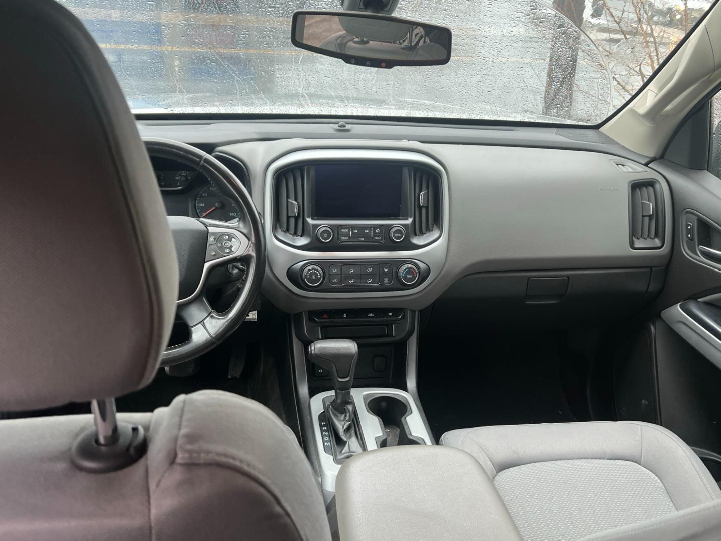 2015 SILVER /Gray Chevrolet Colorado LT CREW CAB 4WD Short Box (1GCGTBE36F1) with an 3.6L V6 DOHC 24V GAS engine, 6 SPEED AUTOMATIC transmission, located at 1018 Brunswick Ave, Trenton, NJ, 08638, (609) 989-0900, 40.240086, -74.748085 - Photo#6